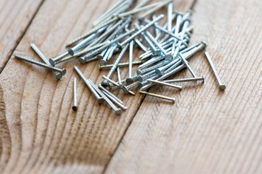 Yakın plan marangozluk yığını ahşap arka planda parlak metal çiviler