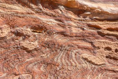 Ürdün Petra 'nın antik mezarlarında çok renkli kum taşı ve mineral katmanları. Desen, jeolojik taş dokusu