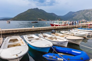 Perast, Karadağ - 21 Eylül 2023: Şehir sokak manzarası, adalar ve tekneler