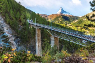 Zermatt, İsviçre. Köprüde Gornergrat kırmızı turist treni ve İsviçre Alplerinde Matterhorn zirvesi manzarası