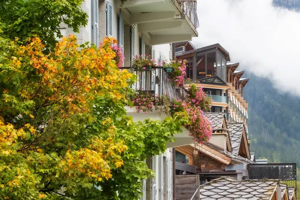 Chamonix Mont-Blanc, Fransa sokağı ve sonbahar ağaçları, Fransız Alpleri