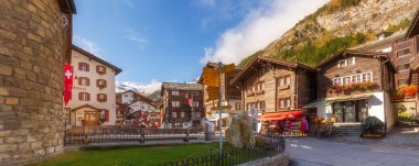 Zermatt, İsviçre - 7 Ekim 2019: İsviçre 'nin ünlü kayak merkezi, Gemeindehaus, dağlar ve insanlar