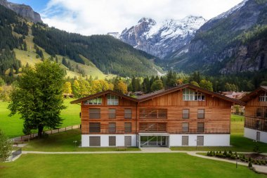 Kandersteg köyündeki ahşap dağ evi, Canton Bern, İsviçre, Avrupa, Sonbahar ağaçları ve dağlar panorama