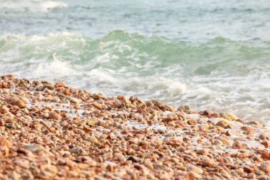 Sahilde çakıl taşları, deniz tatili arka planı.