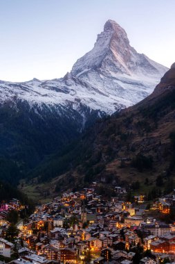 Zermatt, İsviçre - 7 Ekim 2019: Şehir gecesi alacakaranlık hava manzarası ve İsviçre 'nin ünlü kayak merkezindeki Matterhorn kar zirvesi, İsviçre Alpleri