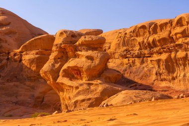 Ortadoğu Ürdün 'de turuncu kum ve kaya oluşumlarıyla Wadi Rum Çölü