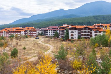 Bansko, Bulgaristan 'ın sonbahar manzaralı evleri ve dağları