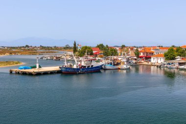 Keramoti, Yunanistan - 12 Haziran 2024: Tekne, gezinti manzaralı, tavernalı, cafeli ve restoranlı kasaba limanı