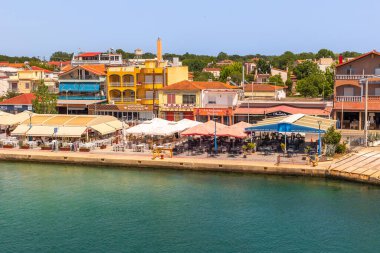 Keramoti, Yunanistan - 12 Haziran 2024: Tekne, gezinti manzaralı, tavernalı, cafeli ve restoranlı kasaba limanı