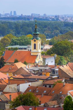 Belgrad ve Sırbistan 'ın Gardos, Zemun' dan panoramik manzarası, Saint Nicholas kilisesi ve Tuna nehri yazın görülüyor