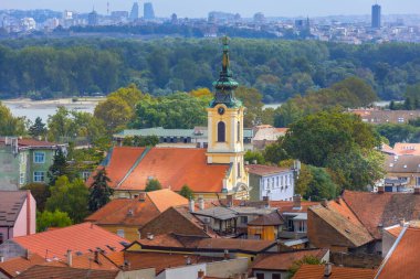 Belgrad ve Sırbistan 'ın Gardos, Zemun' dan panoramik manzarası, Saint Nicholas kilisesi ve Tuna nehri yazın görülüyor