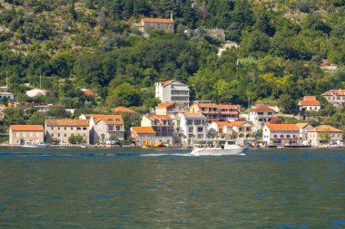 Kotor, Karadağ yaz manzarası tekne, Adriyatik Denizi ve yüksek dağlarla