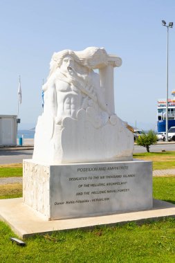 Limenas Limanı, Thassos, Yunanistan - 12 Haziran 2024: Yunan adasının başkenti ve ana limanında Poseidon ve Amphitriti heykeli