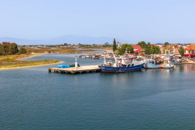 Keramoti, Yunanistan - 12 Haziran 2024: Tekne, gezinti manzaralı, tavernalı, cafeli ve restoranlı kasaba limanı