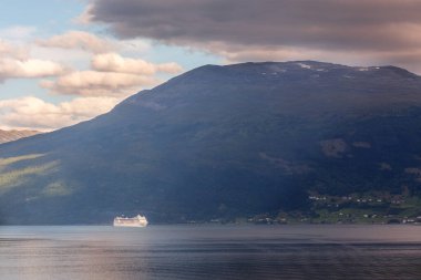 Norveç renkli günbatımı Nordfjord fiyort panorama dağlar peyzaj ve cruise gemi