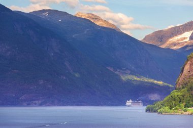 Norveç renkli günbatımı Nordfjord fiyort panorama dağlar peyzaj ve cruise gemi