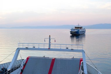 Limenas, Thassos, Yunanistan denizde iki feribot karşıladı