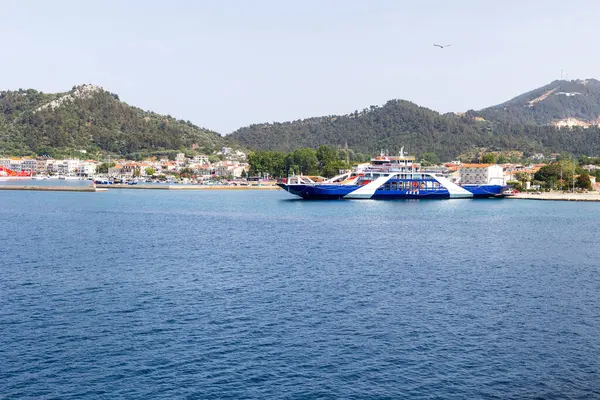 Limenas, Thassos, Yunanistan - 12 Haziran 2024: Feribot ve liman manzaralı liman