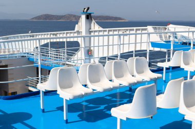 Limandaki feribot terasında boş beyaz koltuklar