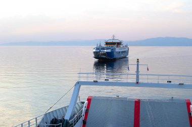 Limenas, Thassos, Yunanistan - 12 Haziran 2024: Denizde iki feribot karşıladı