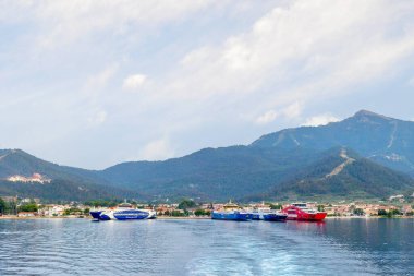 Limenas, Thassos, Yunanistan - 12 Haziran 2024: Feribot ve liman manzaralı