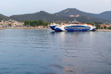Limenas, Thassos, Yunanistan - 12 Haziran 2024: Feribot ve liman manzaralı