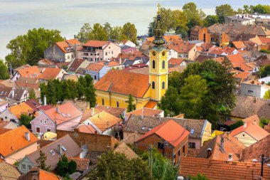 Belgrad ve Sırbistan, yaz aylarında kilise ve Tuna Nehri ile Gardos, Zemun 'dan panoramik manzara