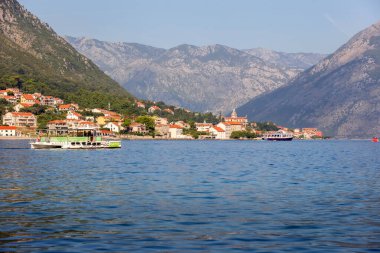 Kotor, Karadağ - 20 Eylül 2023: Tekne, Adriyatik Denizi ve yüksek dağlarla yaz manzarası