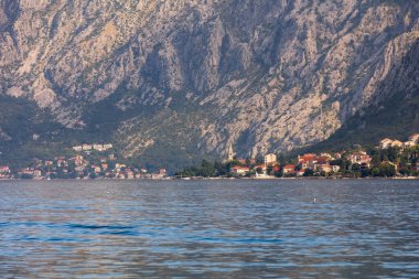 Adriyatik 'in deniz kenti, tarihi mimarisi, Karadağ' ın kırmızı kiremitli çatıları, Kotor Körfezi