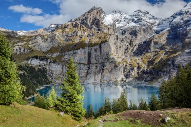 İsviçre Alpleri, Kandersteg, Berner Oberland, İsviçre 'deki inanılmaz turkuaz Oeschinnensee
