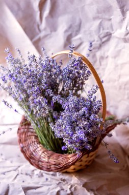 Üzerinde lavanta çiçekleri olan sepet. Aromaterapi