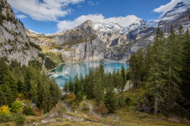 İsviçre Alpleri, Kandersteg, Berner Oberland, İsviçre 'deki inanılmaz turkuaz Oeschinnensee