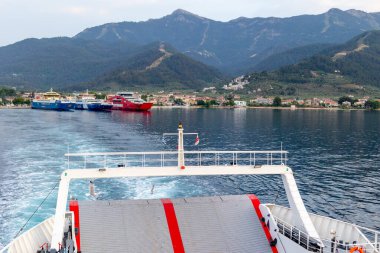 Limenas, Thassos, Yunanistan - 12 Haziran 2024: Feribot ve liman manzaralı