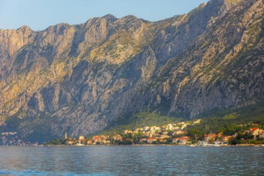 Adriyatik 'in deniz kenti, tarihi mimarisi, Karadağ' ın kırmızı kiremitli çatıları, Kotor Körfezi