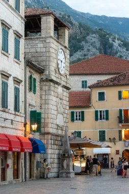 Kotor, Karadağ - 20 Eylül 2023: Akşamları eski kentin aydınlık meydanı, turistler
