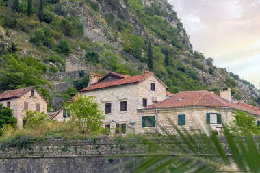 Kotor, Karadağ 'da akşamları eski şehirlerin evleri