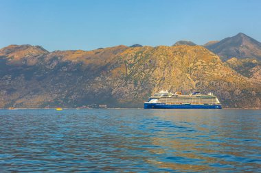 Kotor, Karadağ - 20 Eylül 2023: Kıyıların Ötesindeki Ünlüler yolcu gemisinin kıyılarına demir attığı yaz manzarası