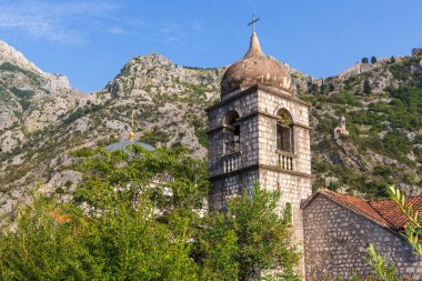 Karadağ 'ın eski Kotor kasabası. Dağlardaki kilise ve kalenin akşam manzarası