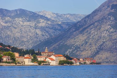 Adriyatik 'in deniz kenti, tarihi mimarisi, Karadağ' ın kırmızı kiremitli çatıları, Kotor Körfezi