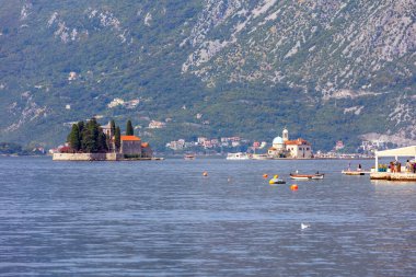 Perast, Karadağ - 21 Eylül 2023: Kentin ve yazın ünlü Kotor Körfezi 'ndeki adaların panorama manzarası
