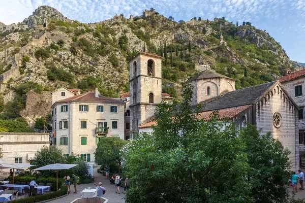 Kotor, Karadağ - 20 Eylül 2023: Eski kasaba manzaralı kilise ve dağlardaki kale