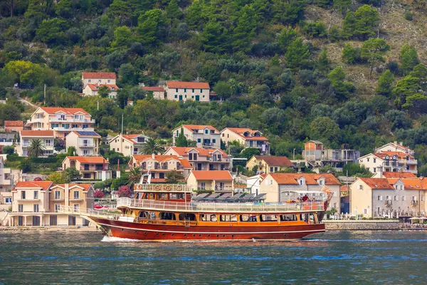 Kotor, Karadağ - 20 Eylül 2023: Turne gemisi, Adriyatik Denizi ve yüksek dağlı yaz kenti manzarası