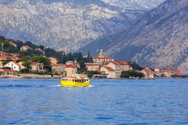Kotor, Karadağ - 20 Eylül 2023: Turne gemisi, Adriyatik Denizi ve yüksek dağlı yaz kenti manzarası