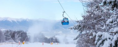 Bansko, Bulgaristan 'ın sisli yamaçlı kış kayak merkezi, kar yağdıktan sonra kabin ve teleferik istasyonu