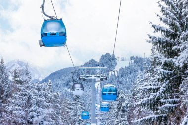 Bansko, Bulgaristan kış kayak merkezi mavi gondol kaldırma kulübeleri, kar ormanı çam ağaçları, dağ zirveleri manzaralı panorama