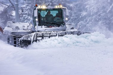Bansko, Bulgaristan - 21 Ocak 2024: Kar temizleyici kar temizleme pisti makinesi Alp kayağı için kayak pisti, kış tatili