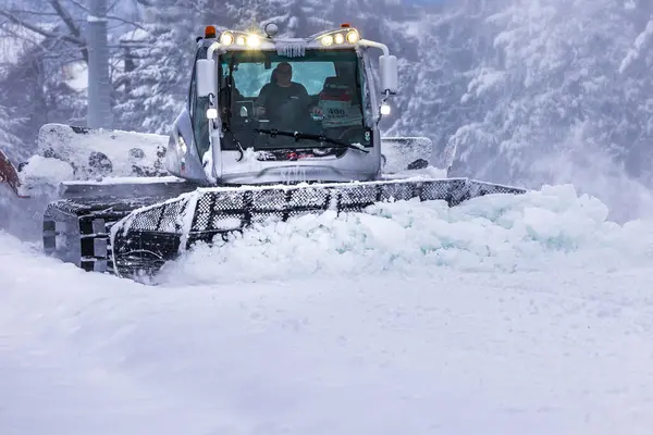 stock image Bansko, Bulgaria - January 21, 2024: Snow groomer snowcat ratrack machine preparing ski slope for alpine skiing, winter resort