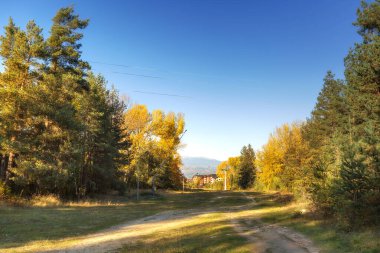 Bansko, Bulgaristan sonbahar manzarası kayak yolu, renkli ağaçlar ve evler