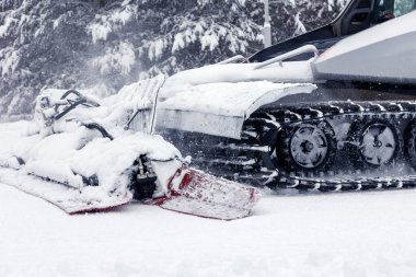 Bansko ve Bulgaristan kar temizleyici kar temizleme pisti makinesi kayak pistini yakın çekime hazırlıyor