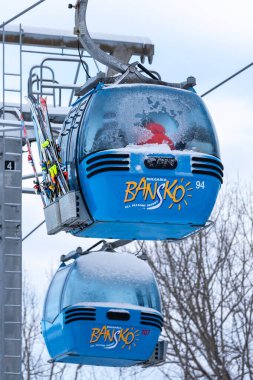 Bansko, Bulgaristan - 21 Aralık 2021: İki teleferik kabiniyle kış tatili